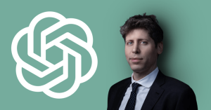 Ο Sam Altman ποζάρει δίπλα στο λογότυπο της OpenAI, σε οπτικό που σχετίζεται με το ChatGPT και τη μελλοντική κατεύθυνση της πλατφόρμας.