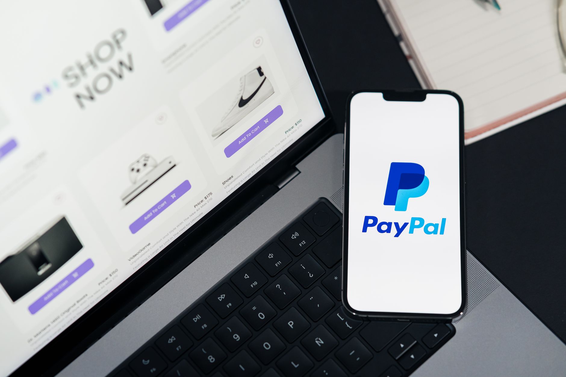 Ιδιοκτήτης ελέγχει την ταχύτητα e-shop στο κινητό