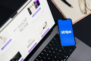 Ιδιοκτήτης ελέγχει την ταχύτητα e-shop στο κινητό