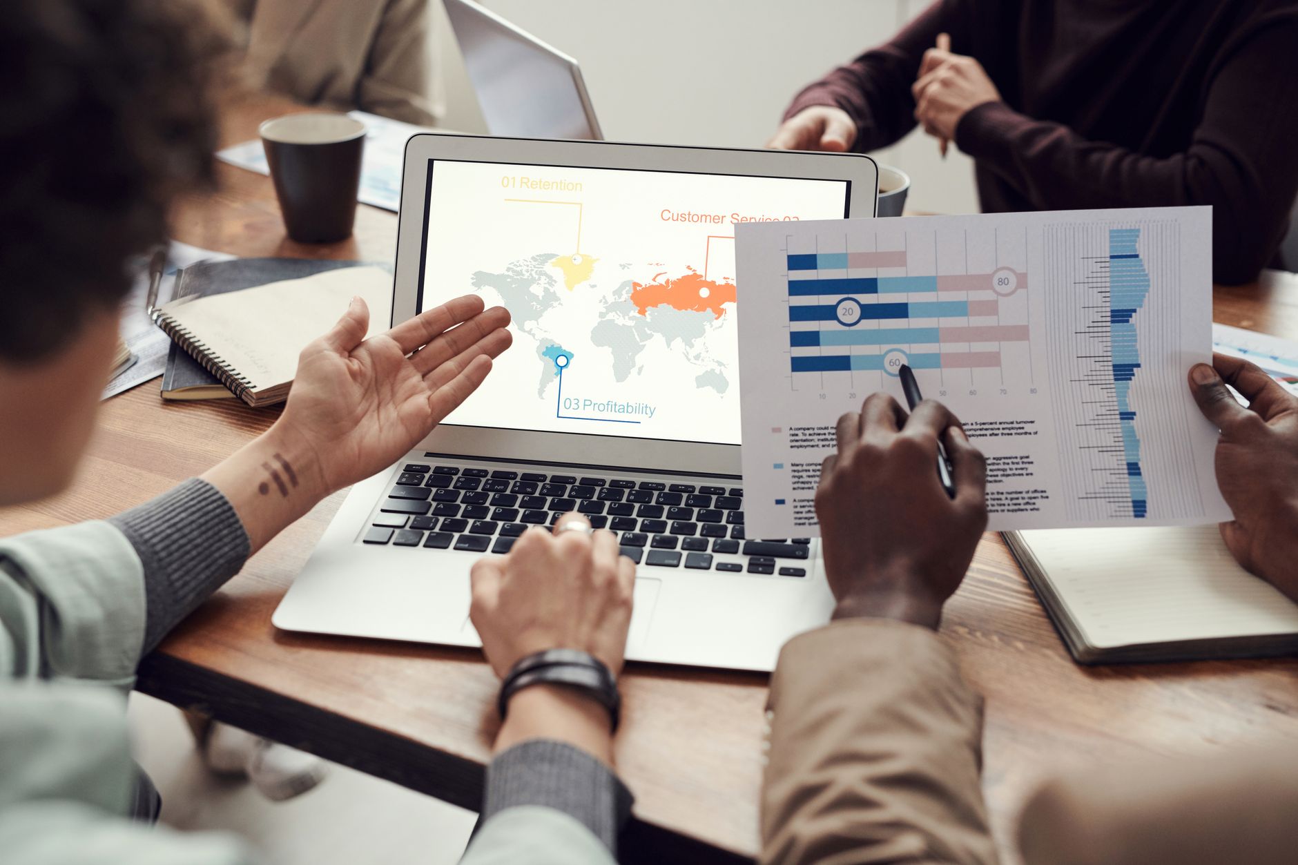 Digital marketing για μικρή επιχείρηση σε laptop