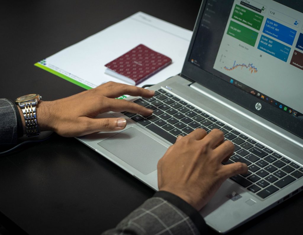 Digital marketing για μικρή επιχείρηση σε laptop
