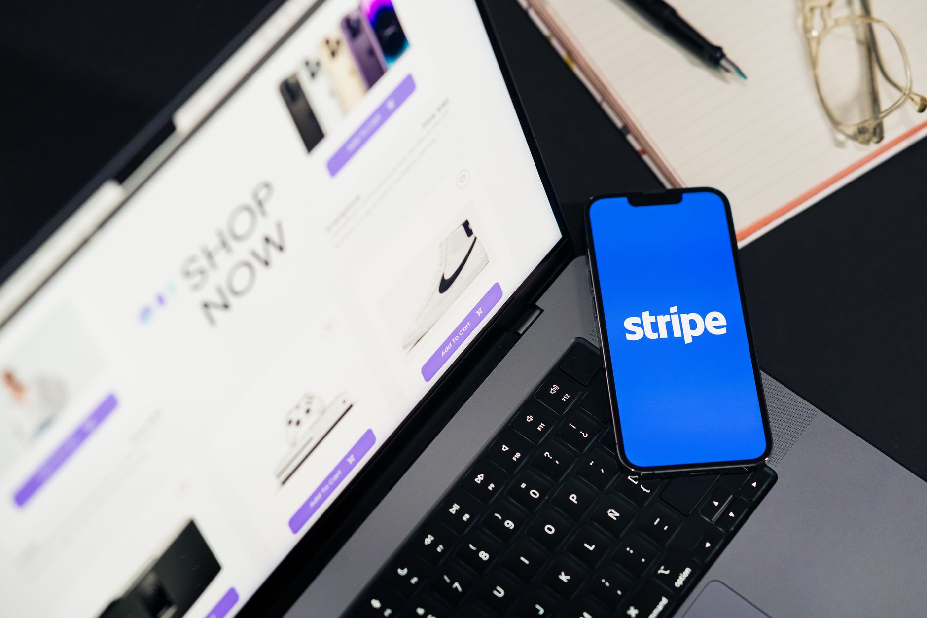 Εγκατάλειψη καλαθιού e-shop σε οθόνη κινητού
