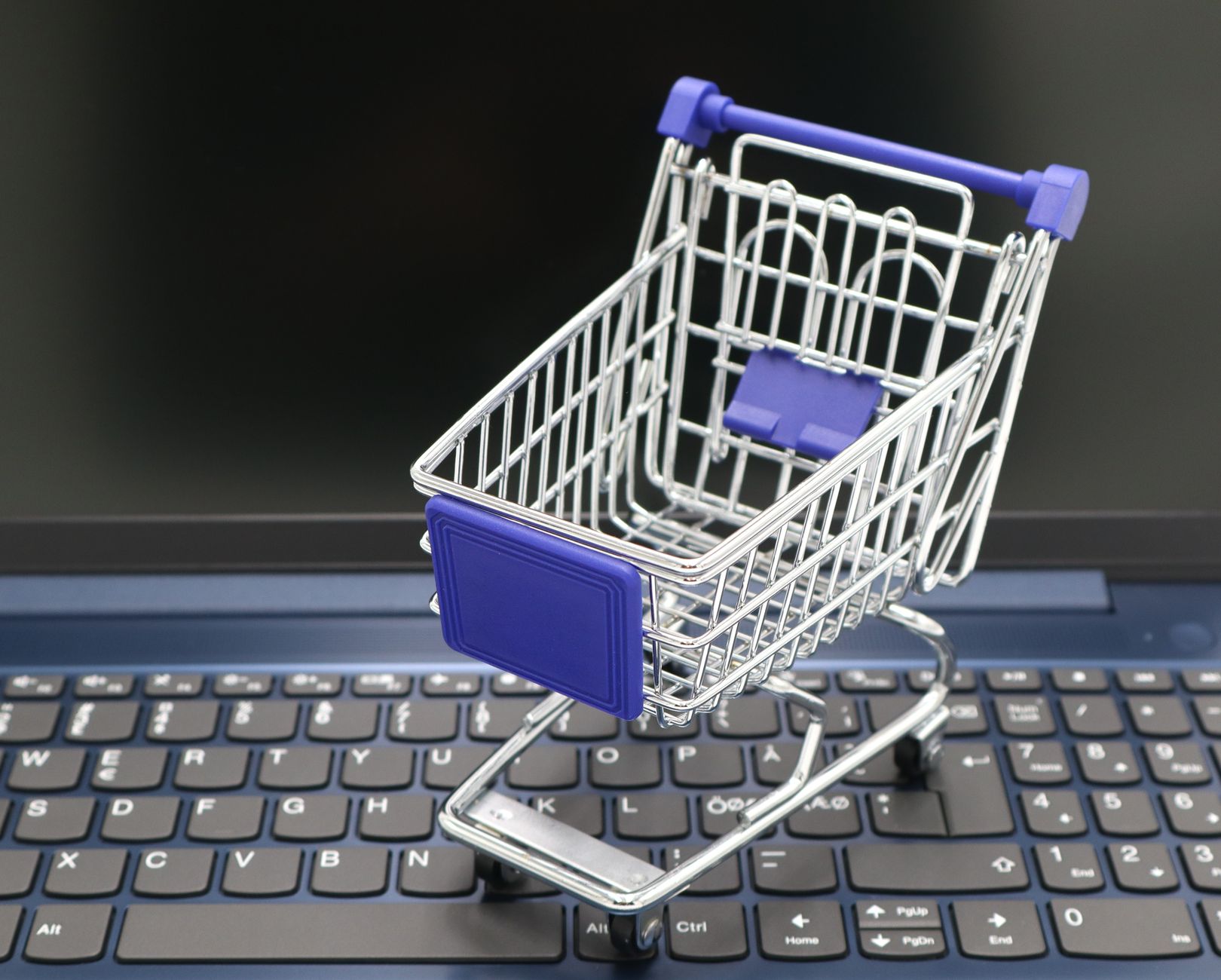 Εγκατάλειψη καλαθιού e-shop σε οθόνη κινητού