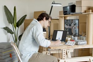 Ιδιοκτήτης e-shop βλέπει πωλήσεις από ChatGPT στην οθόνη