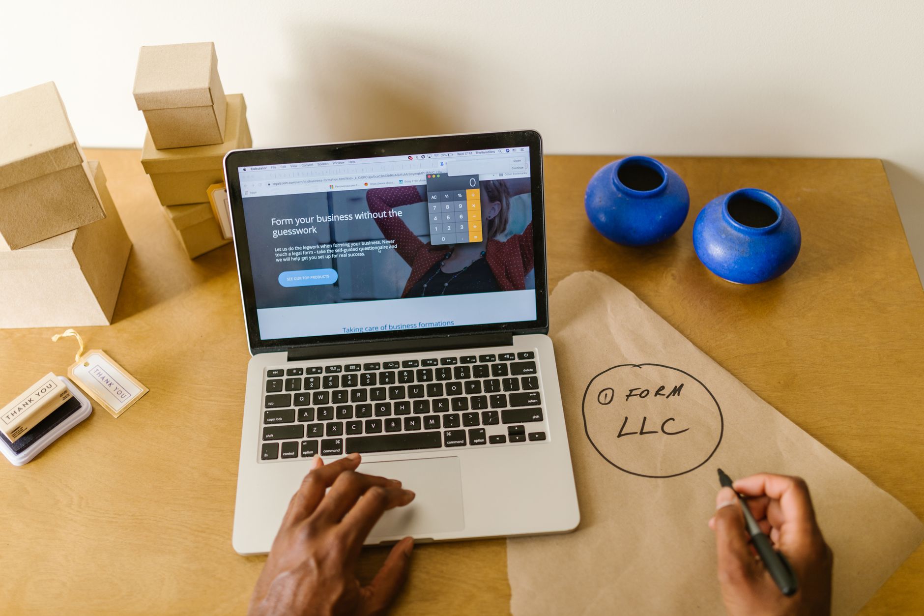 Επιχειρηματίας εφαρμόζει digital marketing στο e-shop
