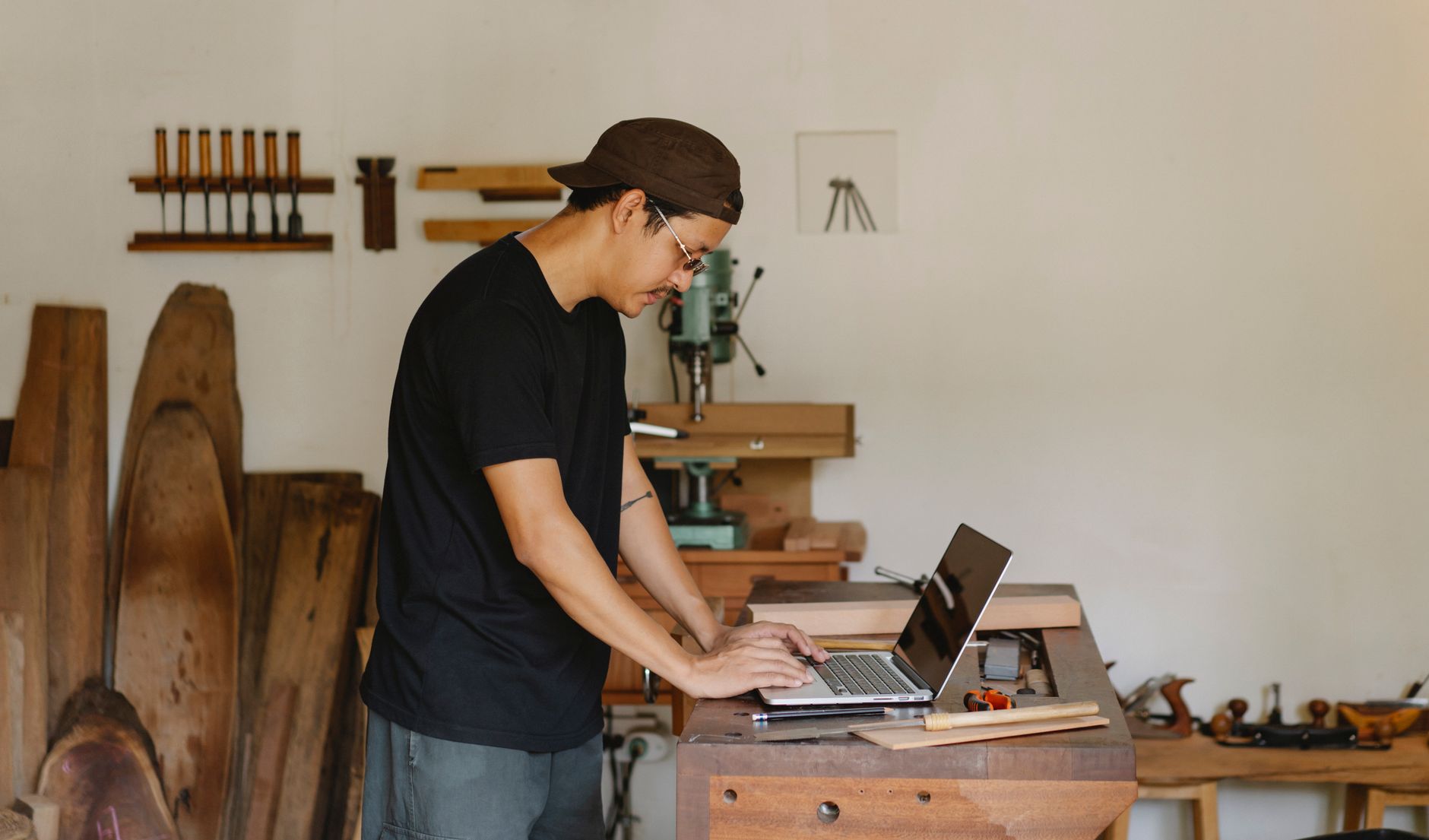 Ιδιοκτήτης e-shop ελέγχει Google αναζήτηση σε laptop