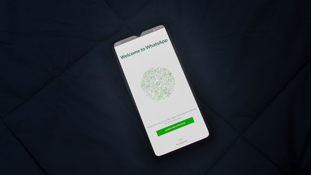 Ιδιοκτήτης χρησιμοποιεί WhatsApp Business για e-shop σε κινητό