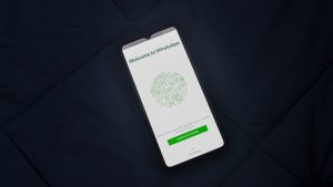 Ιδιοκτήτης χρησιμοποιεί WhatsApp Business για e-shop σε κινητό