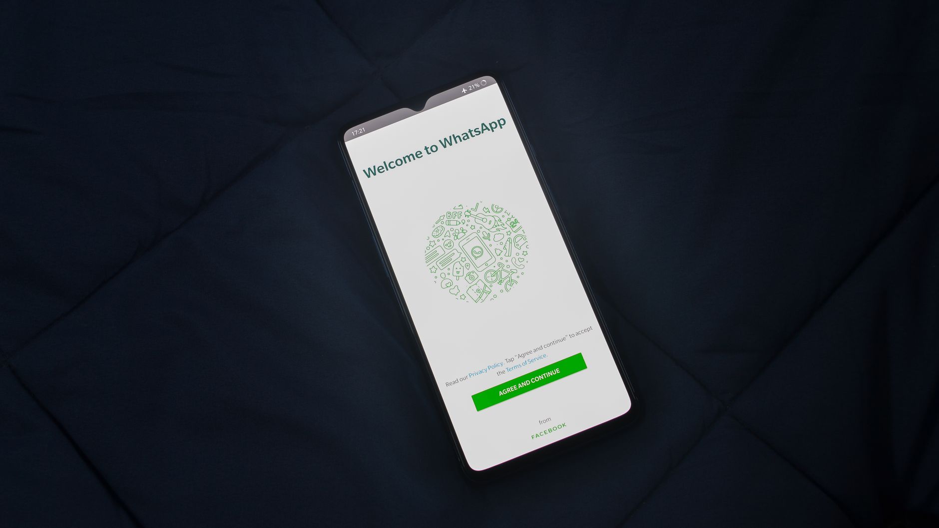 Ιδιοκτήτης χρησιμοποιεί WhatsApp Business για e-shop σε κινητό