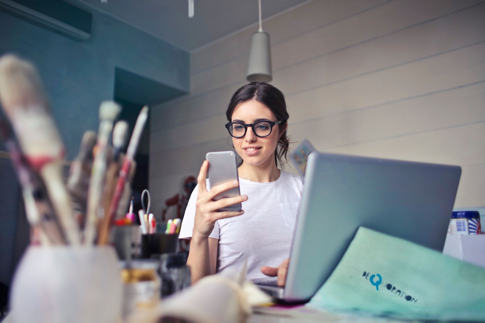 Επιχειρηματίας διαχειρίζεται links στο Facebook για e-shop