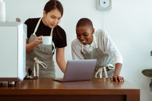 Επιχειρηματίας διαχειρίζεται links στο Facebook για e-shop