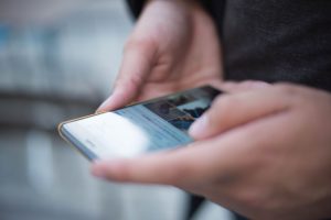 Πελάτης αφήνει φρέσκες αξιολογήσεις σε τοπική επιχείρηση