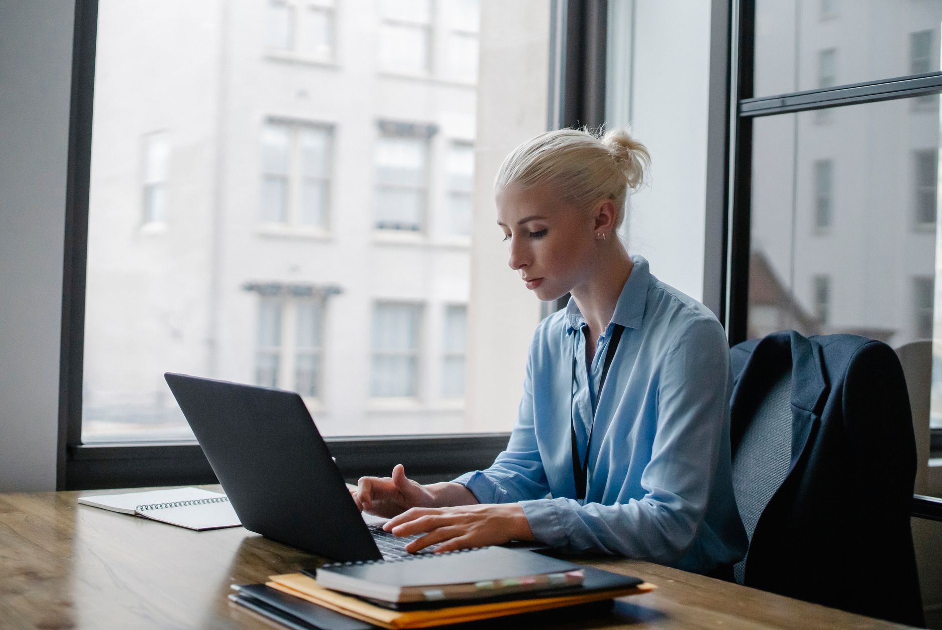 Μείωση προβολών LinkedIn για μεσιτικά γραφεία σε laptop