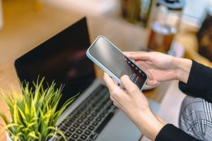 Μείωση προβολών LinkedIn για μεσιτικά γραφεία σε laptop