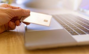 Μπάρα αναζήτησης e-shop σε οθόνη υπολογιστή