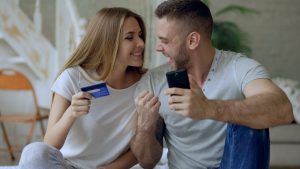 Πωλήσεις τον Δεκαπενταύγουστο σε e-shop από κινητό