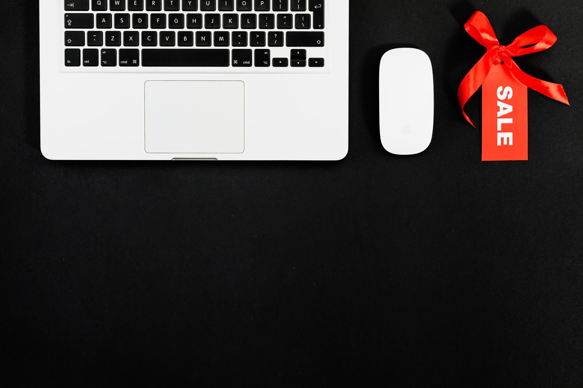 Ιδιοκτήτης ελέγχει προσβάσιμο e-shop σε laptop