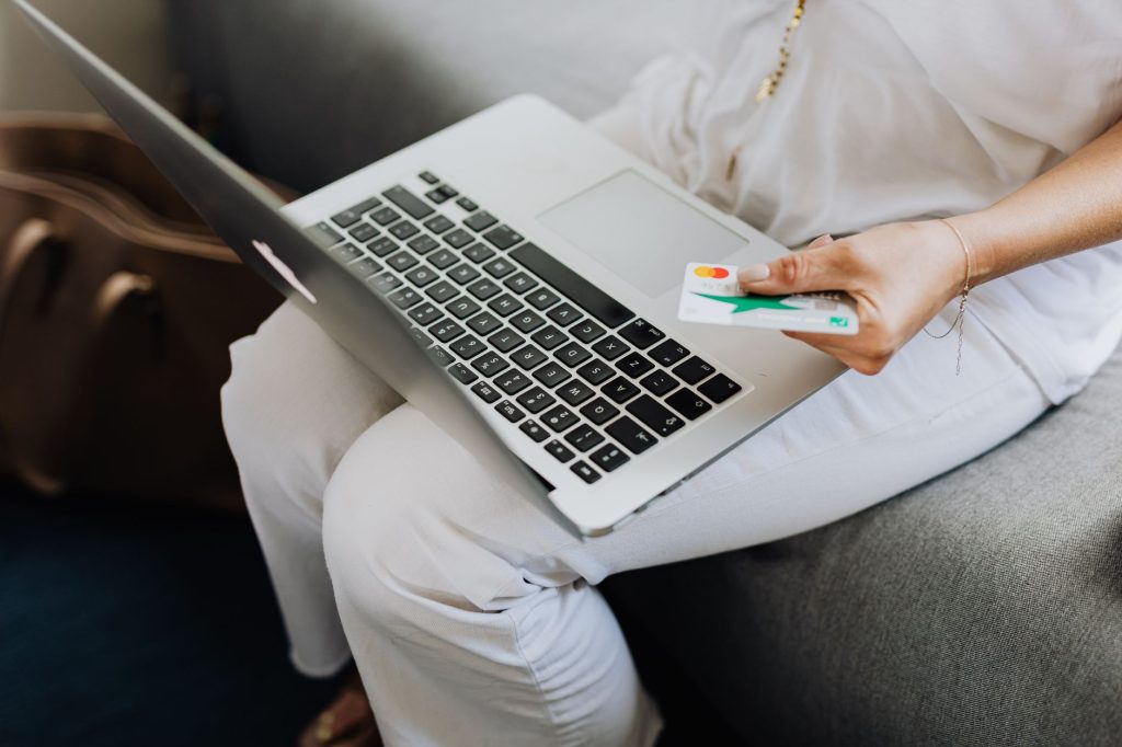 Ιδιοκτήτης ελέγχει προσβάσιμο e-shop σε laptop