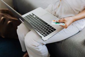 Ιδιοκτήτης ελέγχει προσβάσιμο e-shop σε laptop