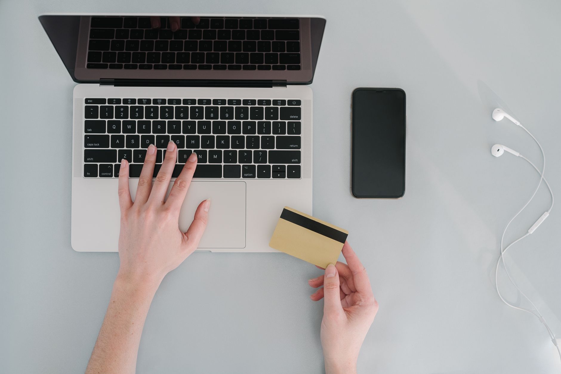 Προσβασιμότητα e-shop ρούχων σε οθόνη υπολογιστή