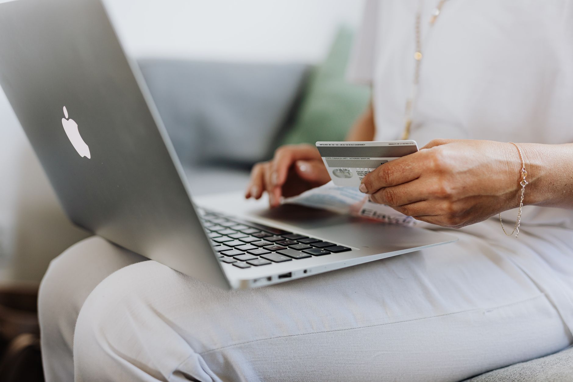 Προσβασιμότητα e-shop ρούχων σε οθόνη υπολογιστή