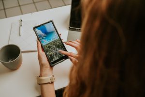 Στρατηγική social media για μικρές επιχειρήσεις σε smartphone