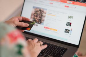 Ορατότητα e-shop επίπλων σε AI agents σε laptop