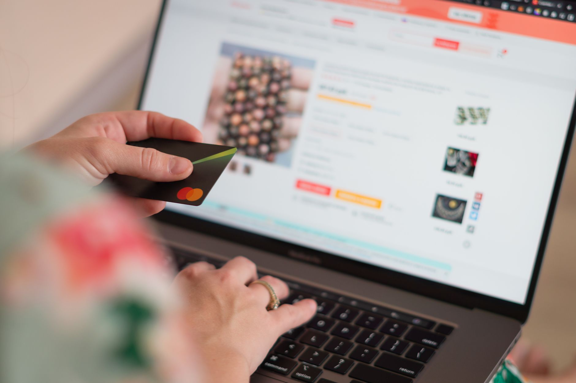 Ορατότητα e-shop επίπλων σε AI agents σε laptop