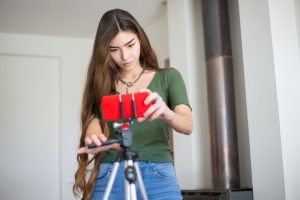 Πτώση προβολών TikTok για e-shop ρούχων σε κινητό