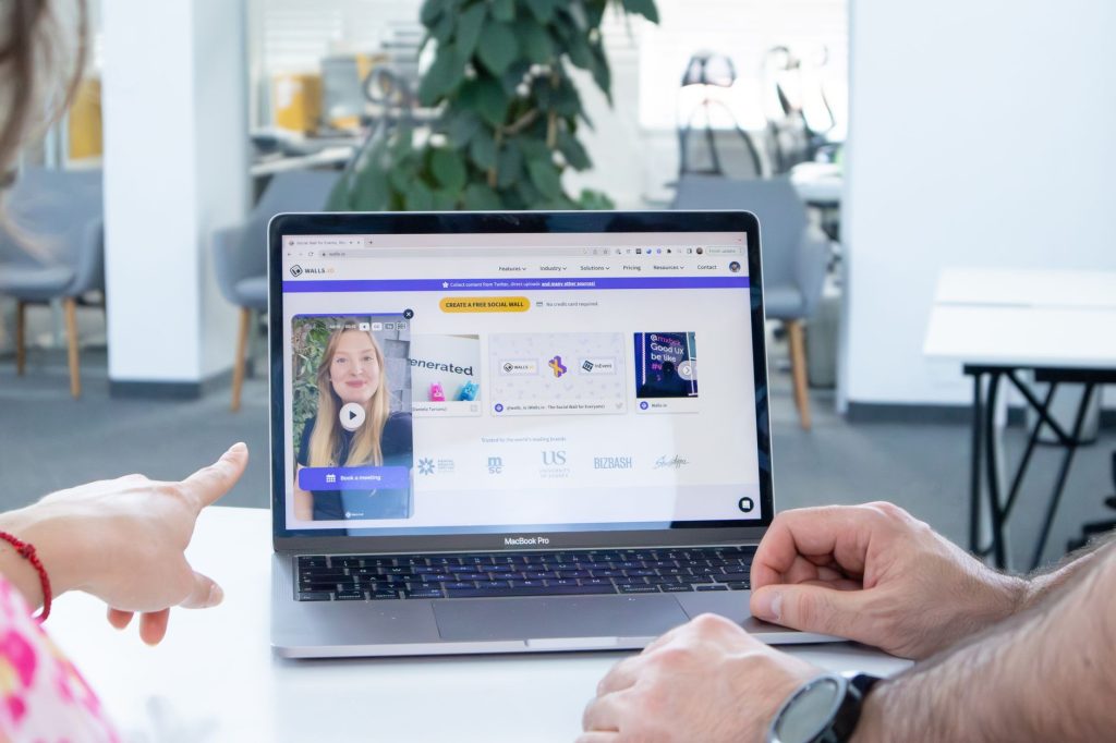 Ranking σχολίων LinkedIn με βάση συνάφεια σε οθόνη laptop