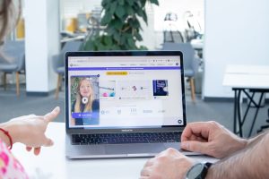 Ranking σχολίων LinkedIn με βάση συνάφεια σε οθόνη laptop