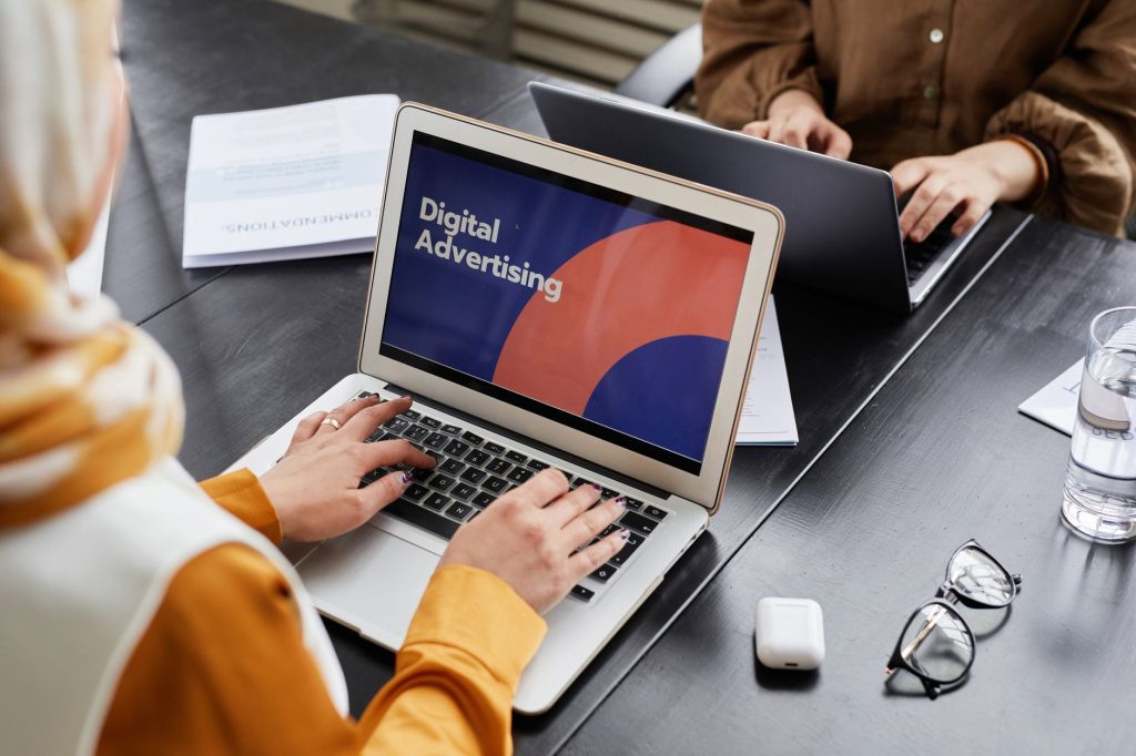 Placement exclusions Meta για τουριστικό γραφείο σε laptop