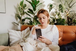 AI απαντήσεις σε DMs πελατών για e-shop επίπλων σε κινητό