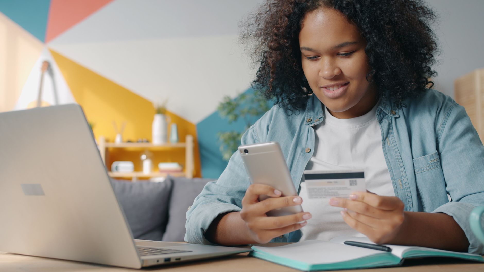 Σύσταση από ChatGPT για e-shop ρούχων σε οθόνη