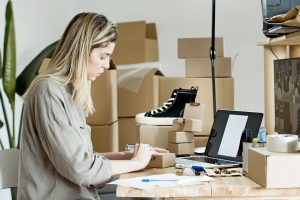 Σύσταση από ChatGPT για e-shop ρούχων σε οθόνη
