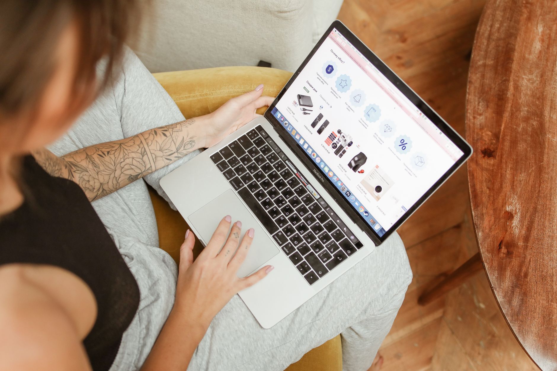 Προσβασιμότητα e-shop επίπλων σε οθόνη υπολογιστή