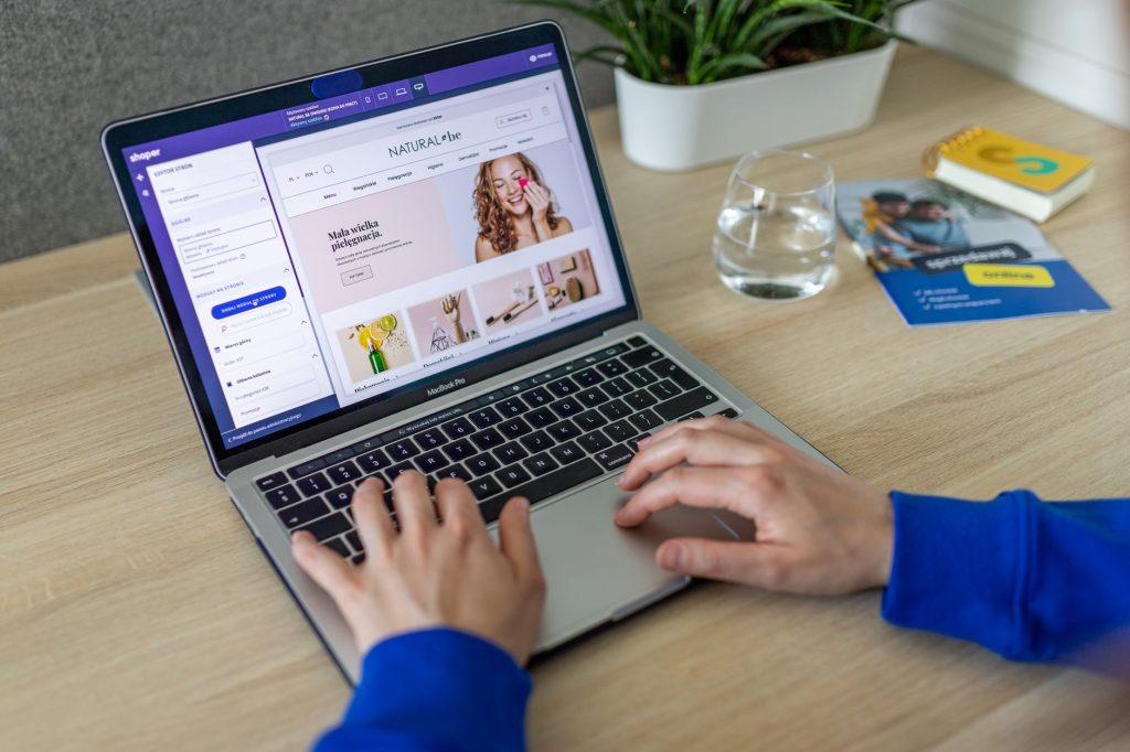 Προσβασιμότητα e-shop επίπλων σε οθόνη υπολογιστή