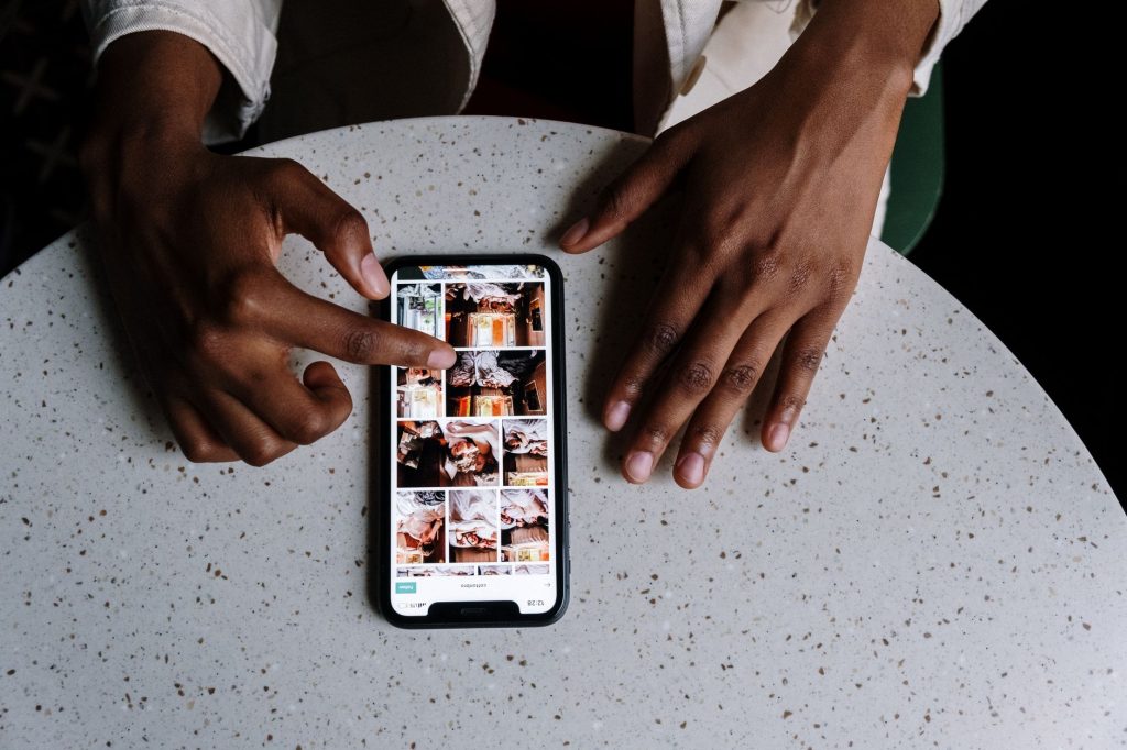 Ξεχωριστά captions carousel Instagram για e-shop ρούχων σε mobile