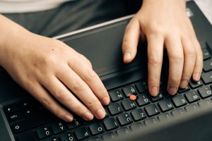 Έλεγχος συμμόρφωσης WCAG 2.1 AA για e-shop σε laptop